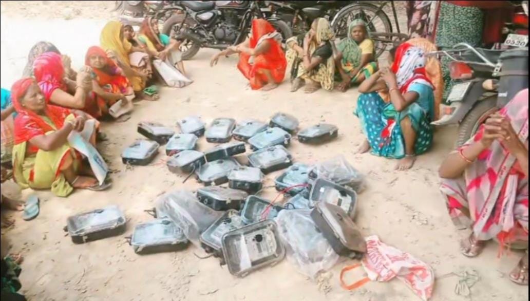 Women enraged by the shock of smart meter, protested by throwing the meter in the power station