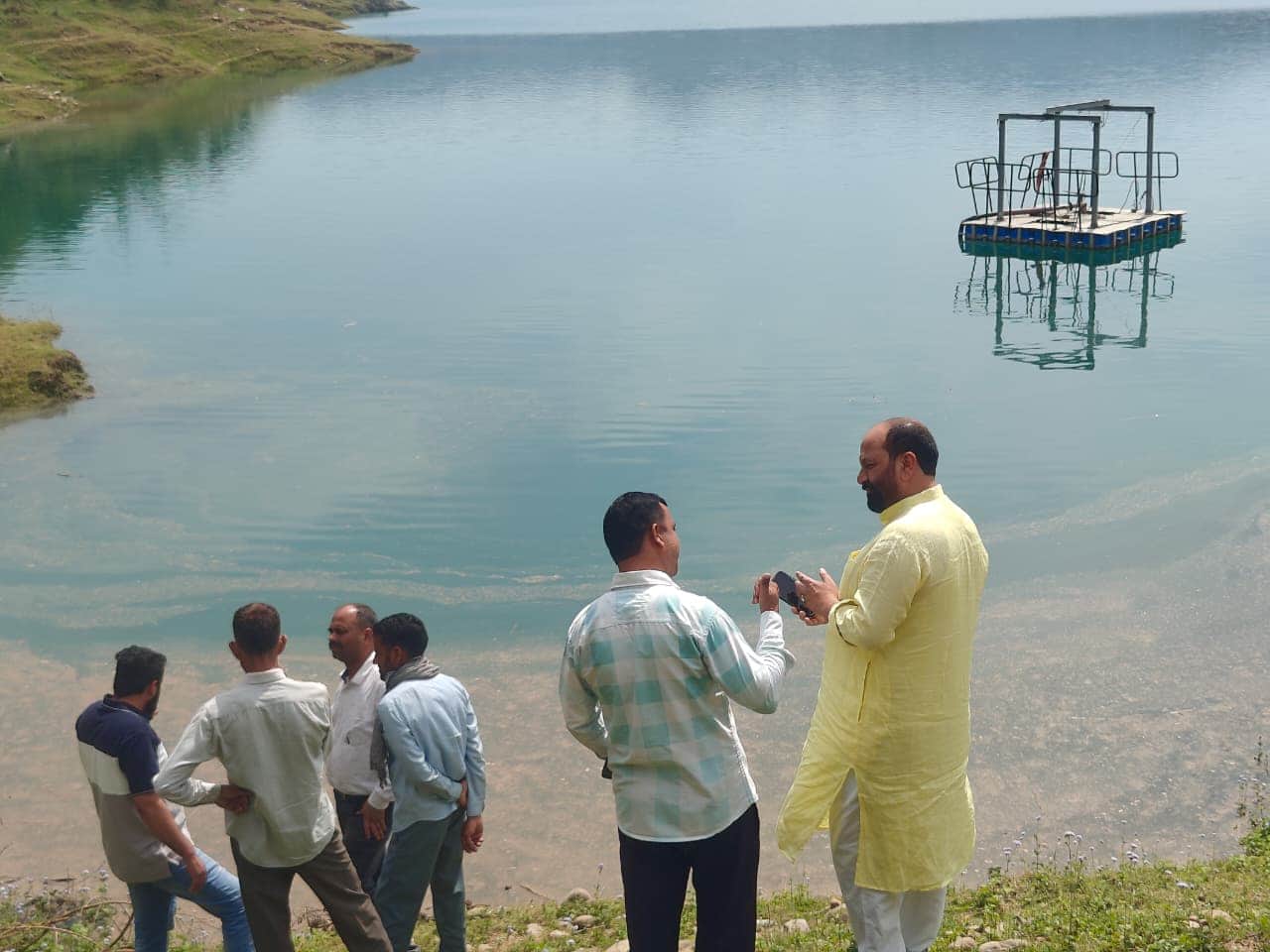 फिल्ट्रेशन प्लांट का जायजा लेते हुए बसोहली विधायक जागरूक पाठक