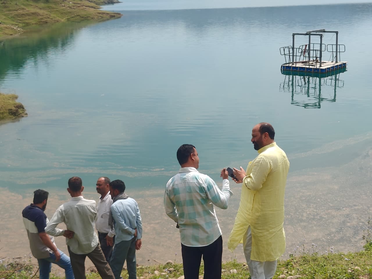 फिल्ट्रेशन प्लांट का जायजा लेते हुए बसोहली विधायक जागरूक पाठक