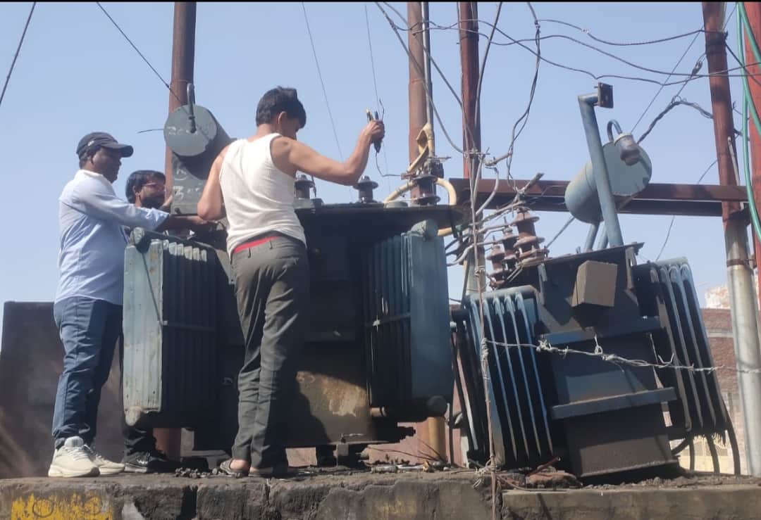 फोटो - 01 बांदा में फॉल्ट सुधारते बिजली कर्मी। संवाद।