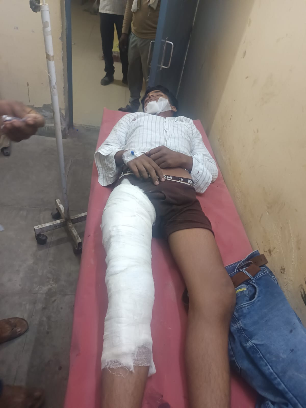 A bus hit the bike of a youth who was going to take the Home Guard exam.