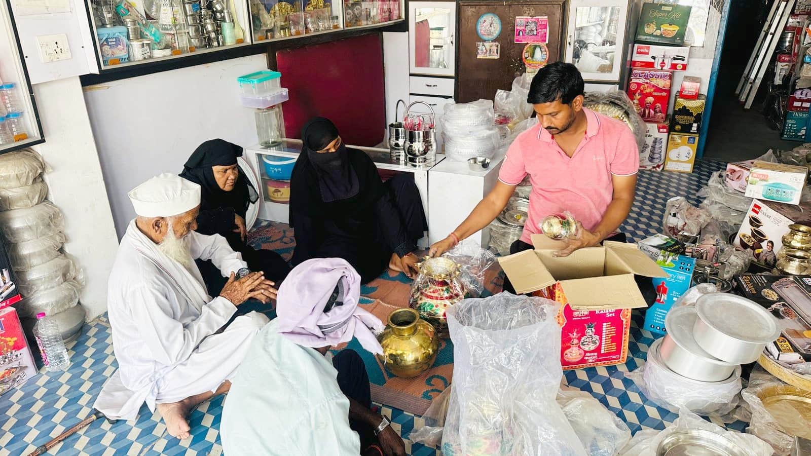 फोटो-17-बलरामपुर के महदेइया बाजार में बर्तन खरीदते लोग ।-संवाद