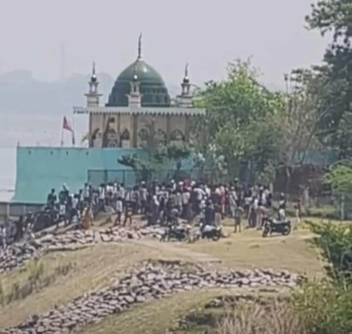 फोटो - 20 मासूम का पानी में खोजने के दौरान यमुना घाट पर ग्रामीणों का लगा हुजूम। संवाद