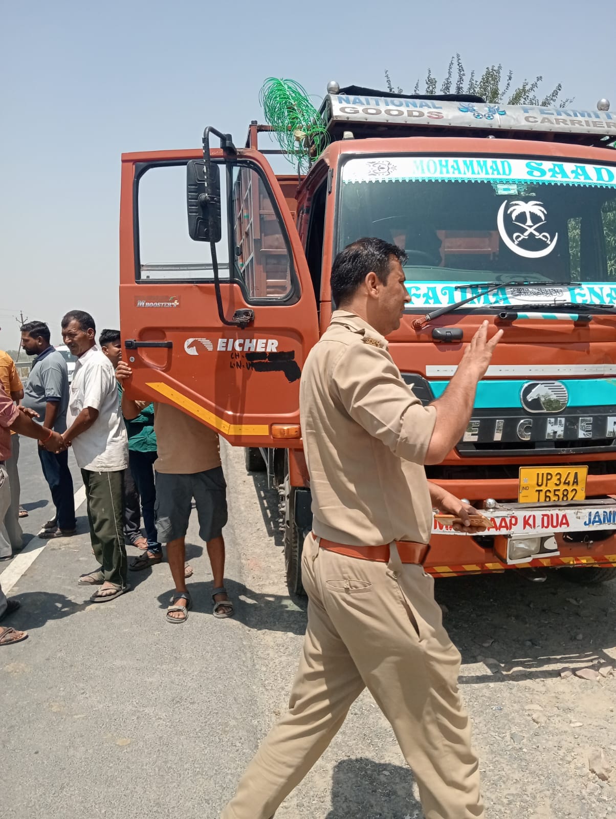 13 passengers were sitting in the auto with a capacity of three