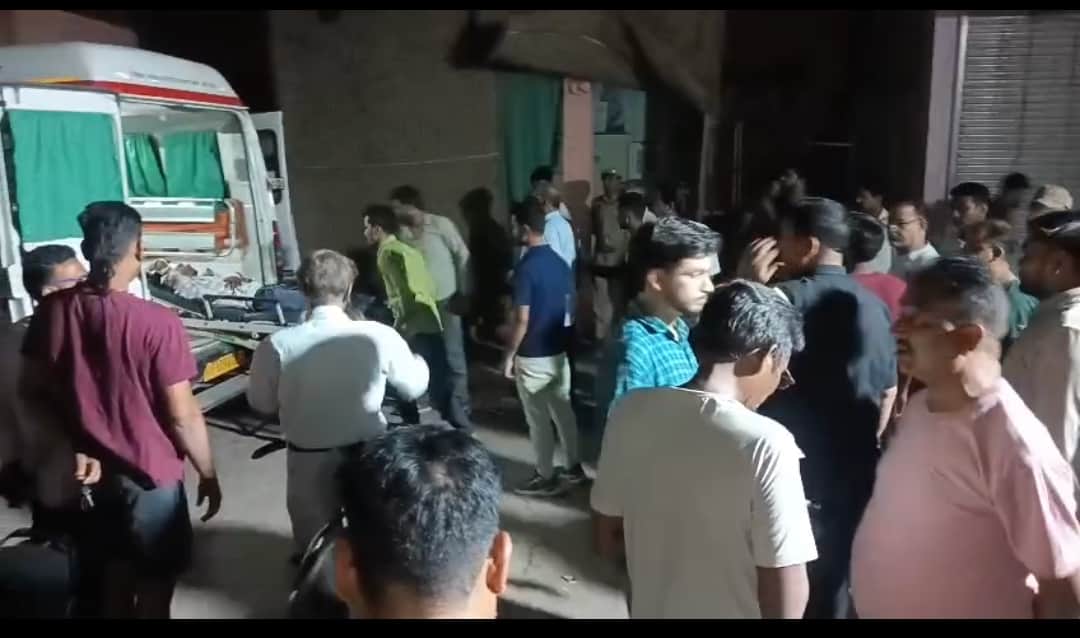 फोटो 27 एचएएमपी 38- घायलों को सीएसी ले जाते लोग।  संवाद