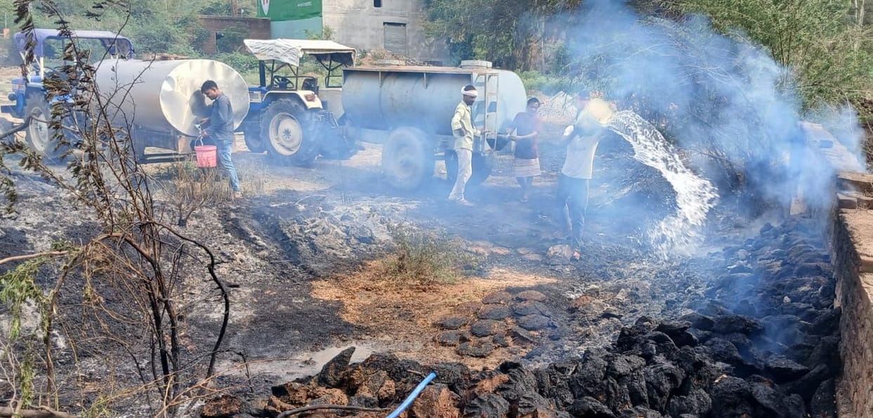 The flames of the fire that rose from the farm reached the house, causing loss of thousands.