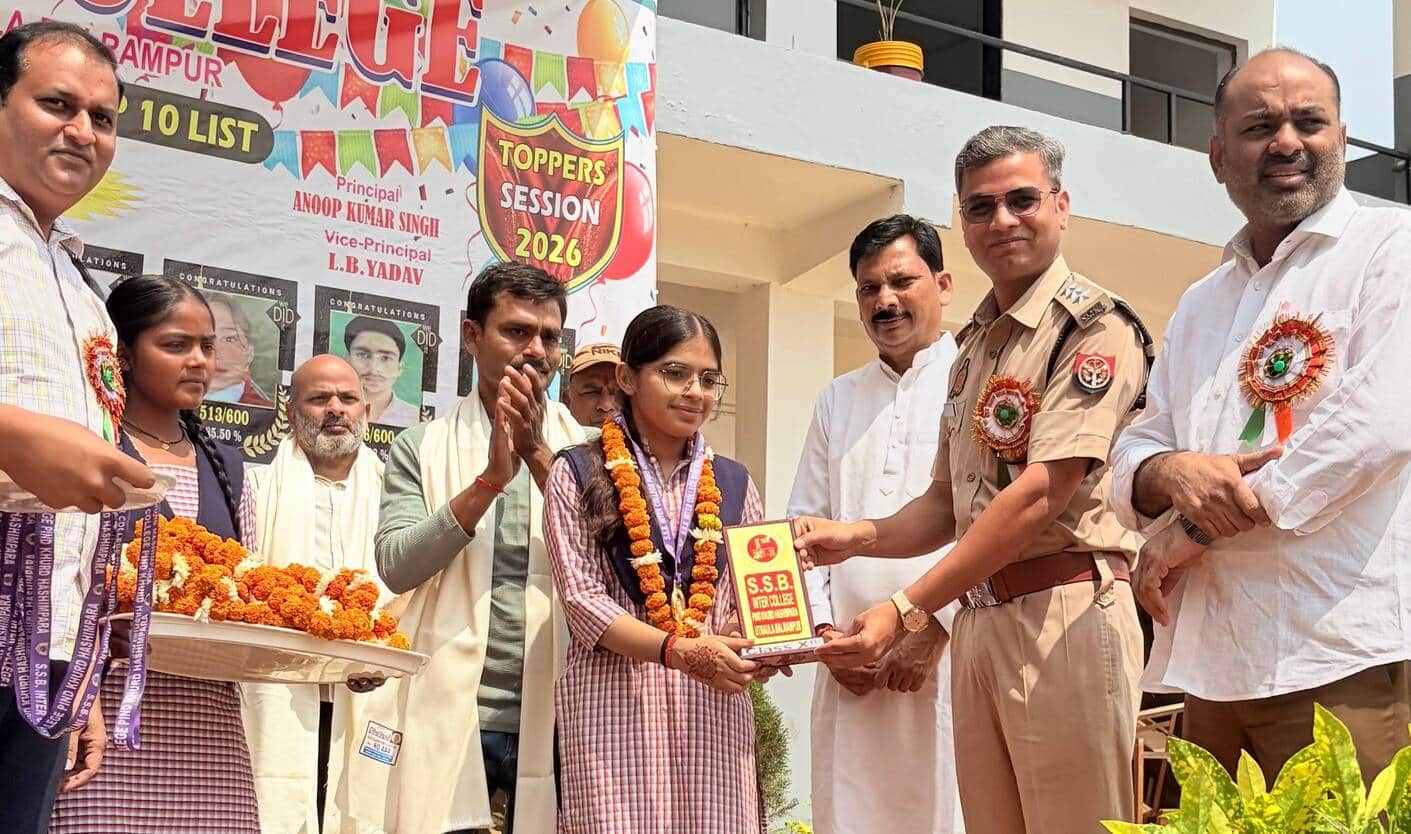 फोटो-33-बलरामपुर के उतरौला में मेधावियों को सम्मानित करते सीओ। -स्रोत : स्कूल