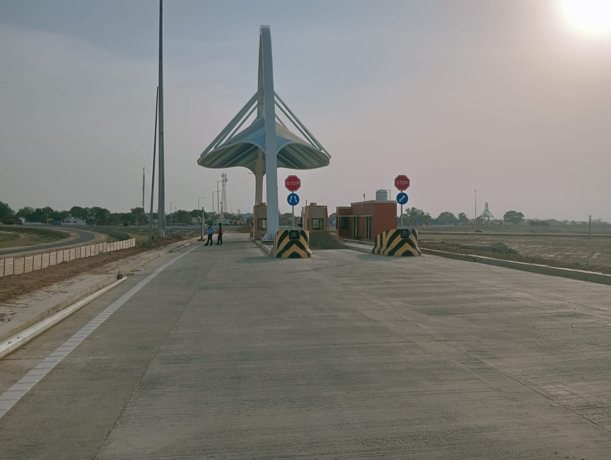 Via the Ganga Expressway, you will be able to reach Lucknow in two and a half hours and Prayagraj in five hours.