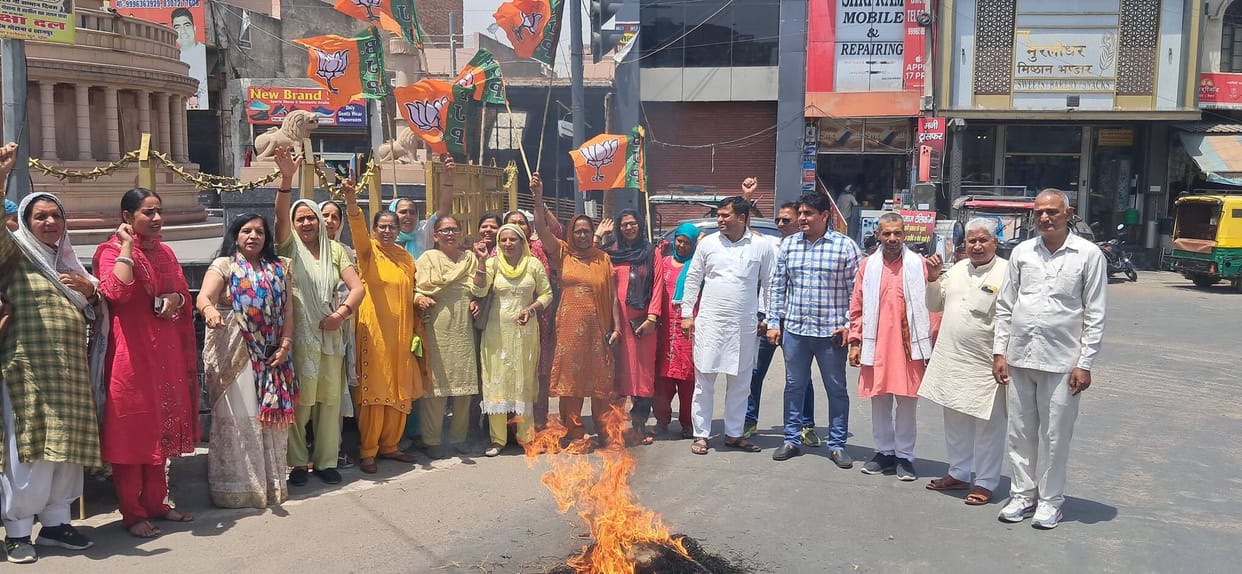 The Mahila Morcha staged a protest and burnt an effigy of Rahul Gandhi.