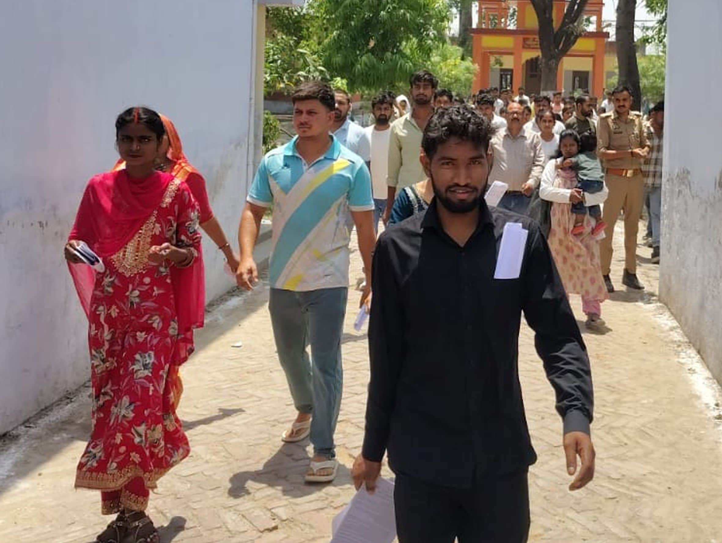 गौरीगंज के रणंजय इंटर कॉलेज से परीक्षा देकर बाहर निकलते परीक्षार्थी।-संवाद