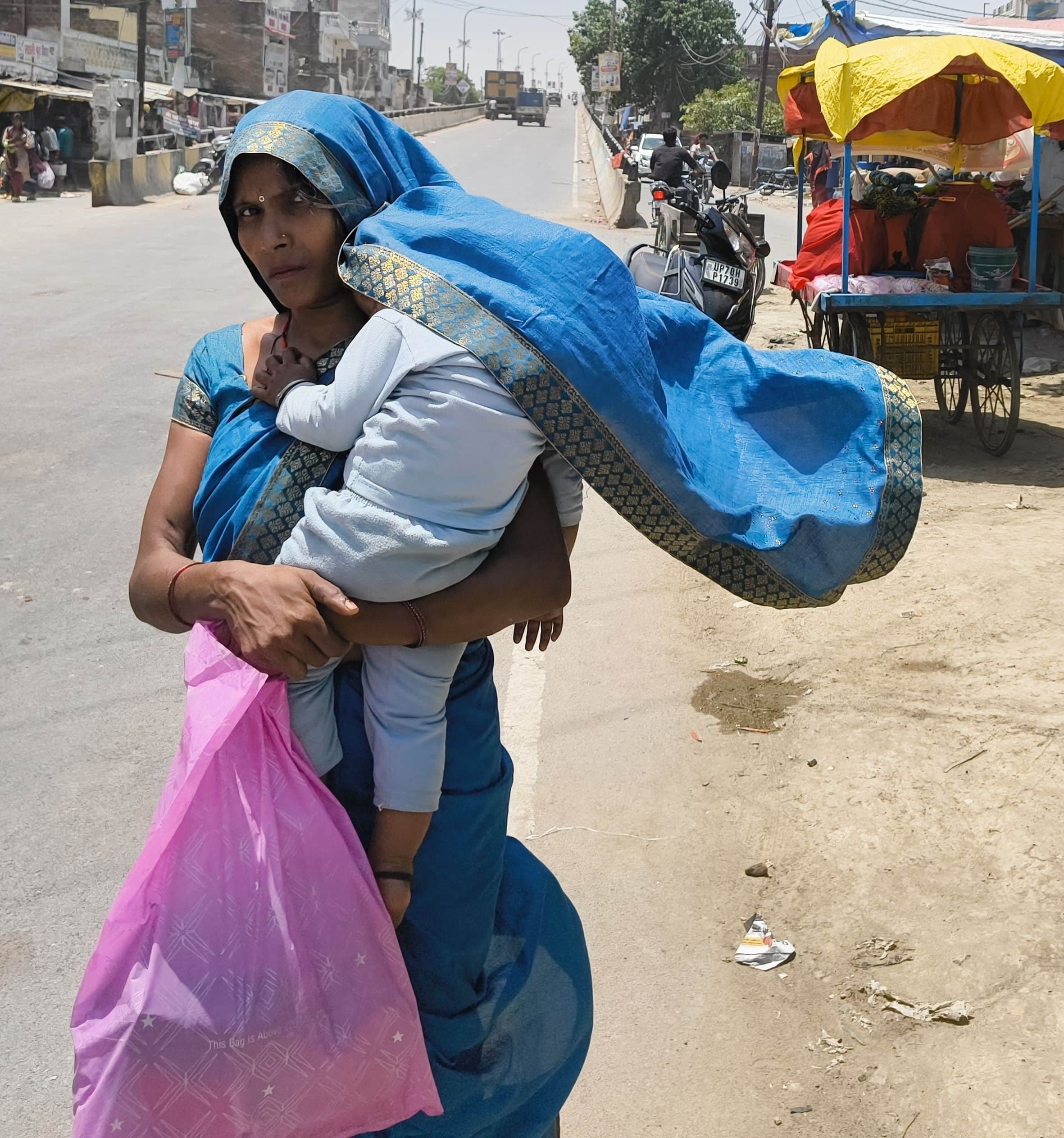  गौरीगंज के सब्जी मंडी में बच्चे को धूप से बचाने का प्रयास करती महिला।-संवाद