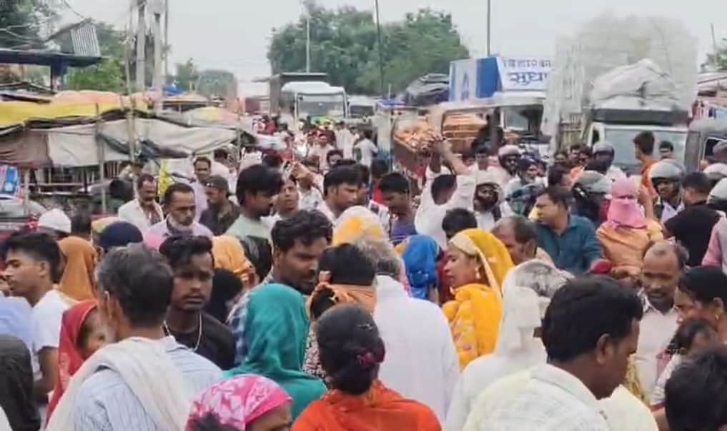 गुस्साए लोगों ने जाम की रोड, यातायात बाधित