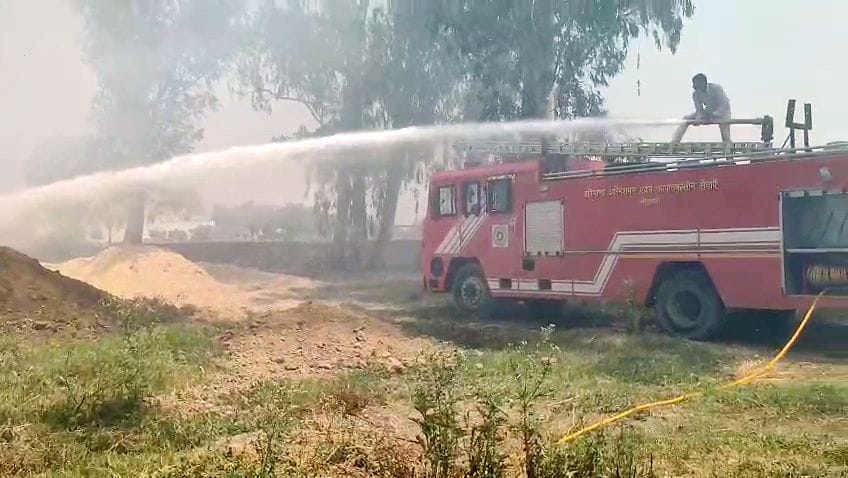A fire broke out in a cowshed, reducing 400 quintals of straw to ashes, leaving 350 cows without fodder.