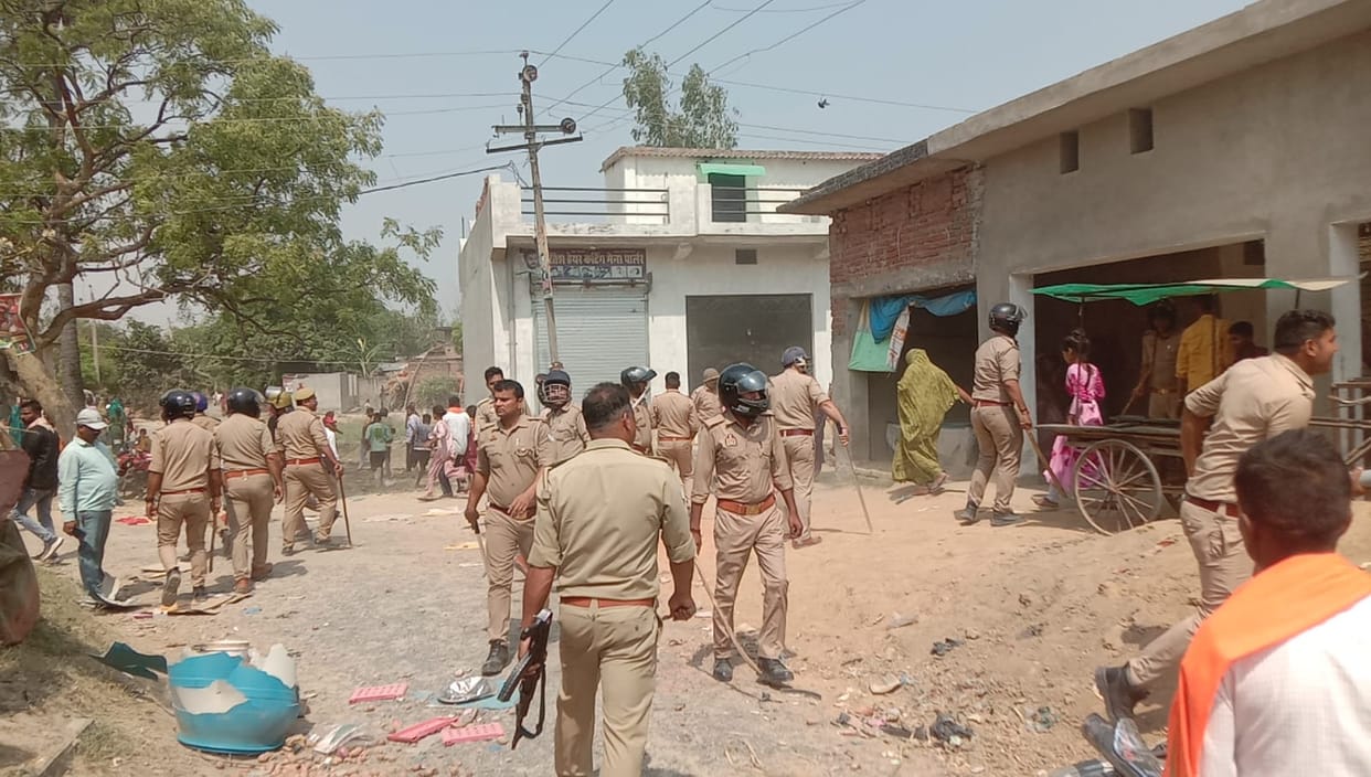 Search for the accused all night, traffic jam in the morning and stone pelting on the police... lathi charge
