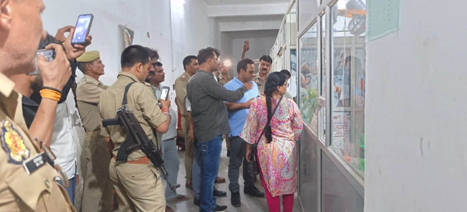 घटना के बाद राधिका अस्पताल में जांच करती पुलिस व स्वास्थ्य विभाग की टीम। स्रोत- ग्रामीण