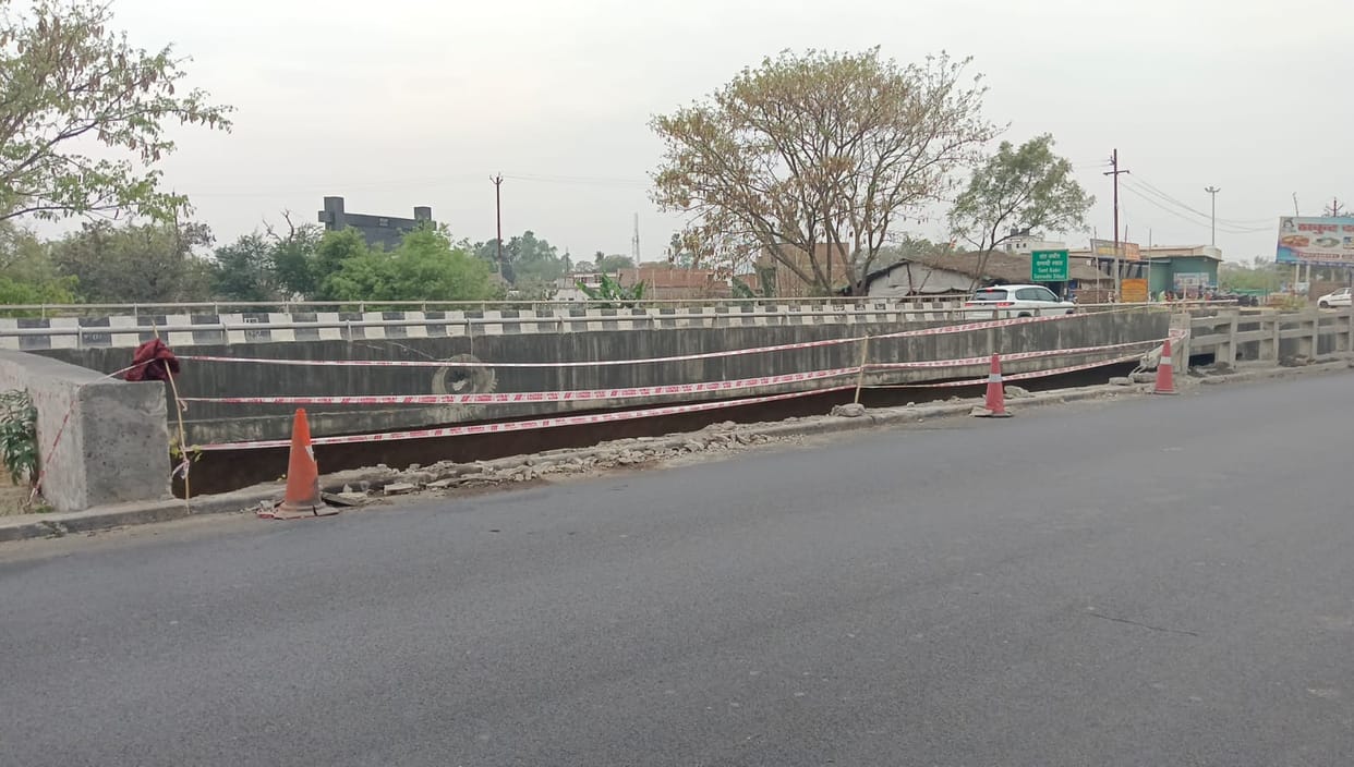 Broken railings on bridges... If you miss them, you will become a victim of an accident.