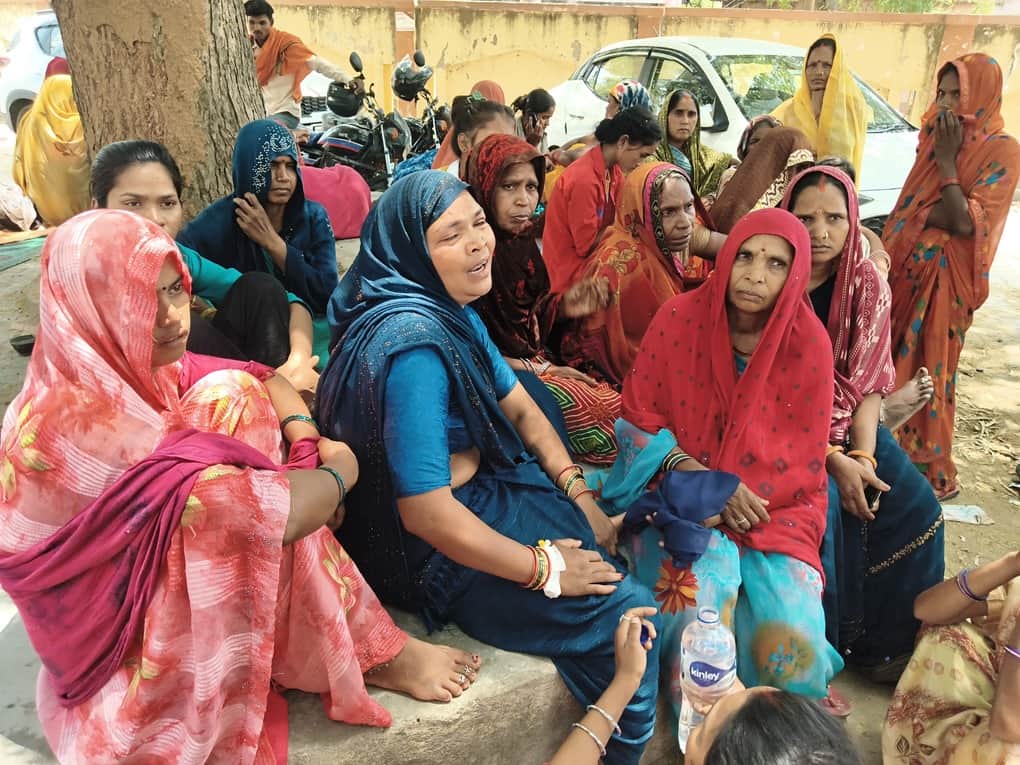 जिला अस्पताल के पोस्टमार्टम हाऊस पर राजपुर के मृतक के शोकाकुल परिजन। संवाद