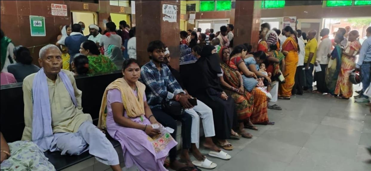 Heat Torture: District Hospital Filled With Diarrhoea And Fever Patients, Huge Crowd Gathered In OPD