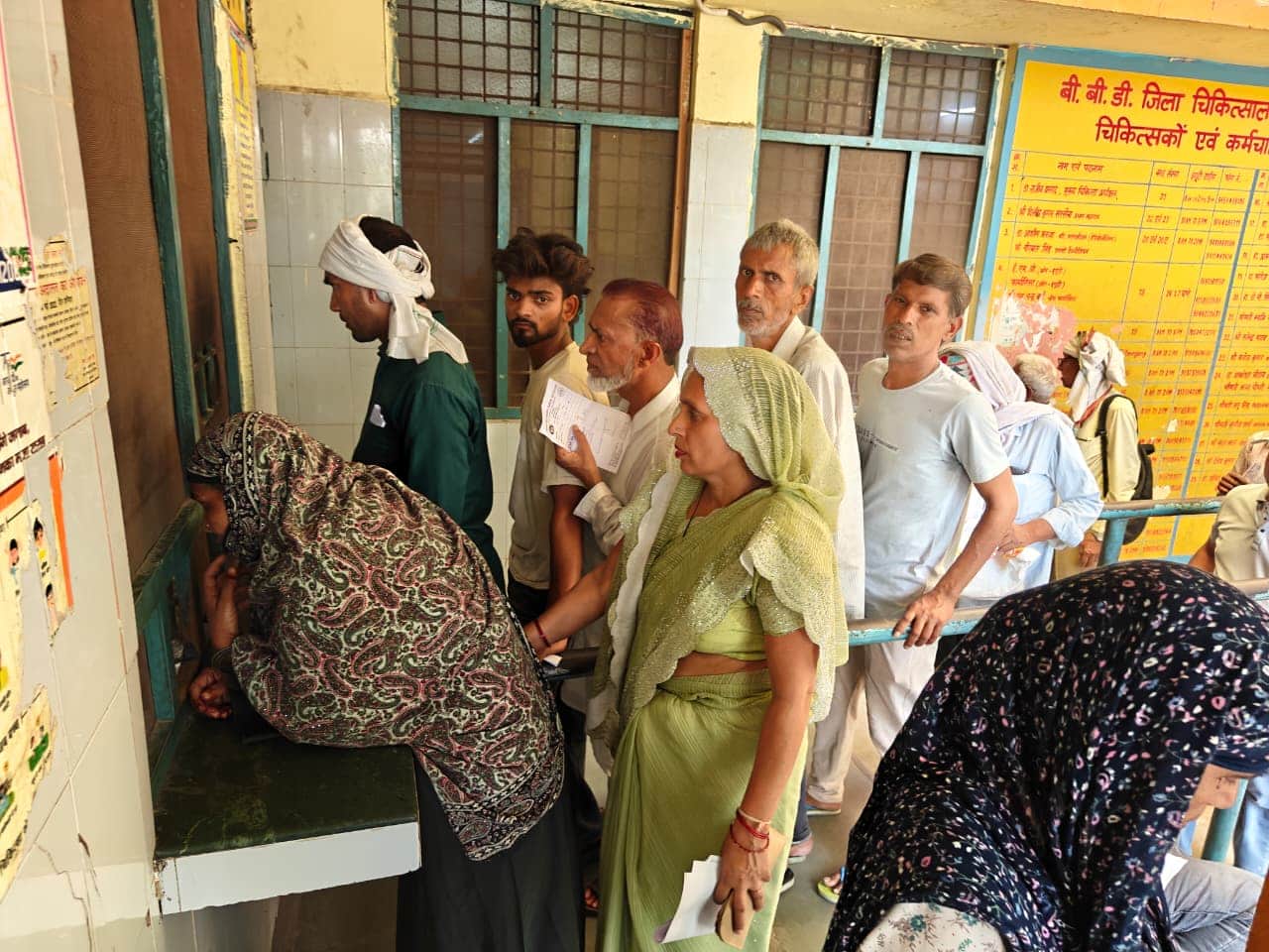 जिला चिकित्सालय के काउंटर पर दवा लेने को खड़े मरीज। संवाद