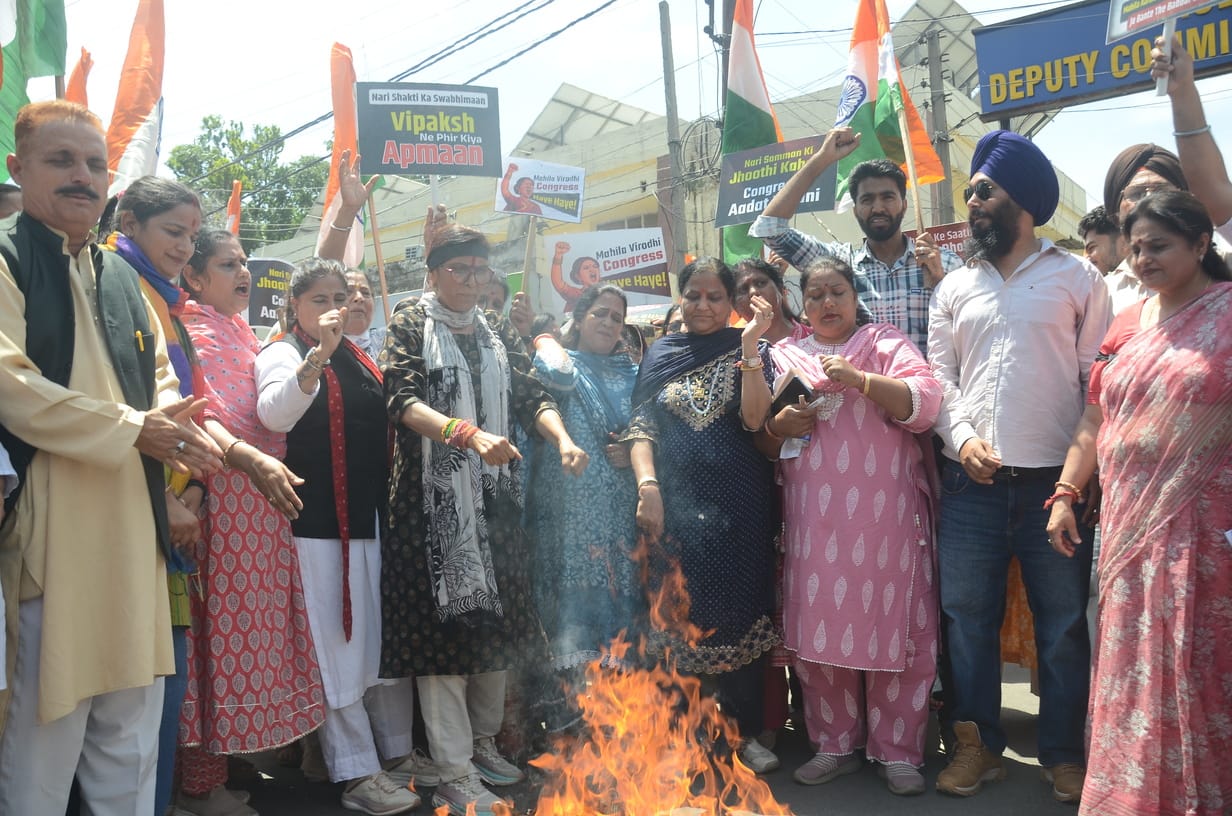 जिला सचिवालय के बाहर पुतला फूंककर प्रदर्शन करते महिला मोर्चा की सदस्य संवाद
