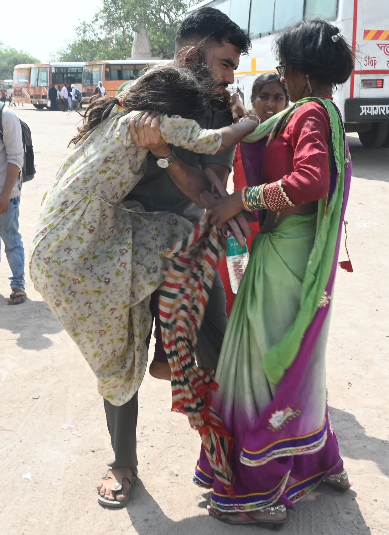 Heat-sick teenager faints at bus station, passengers help