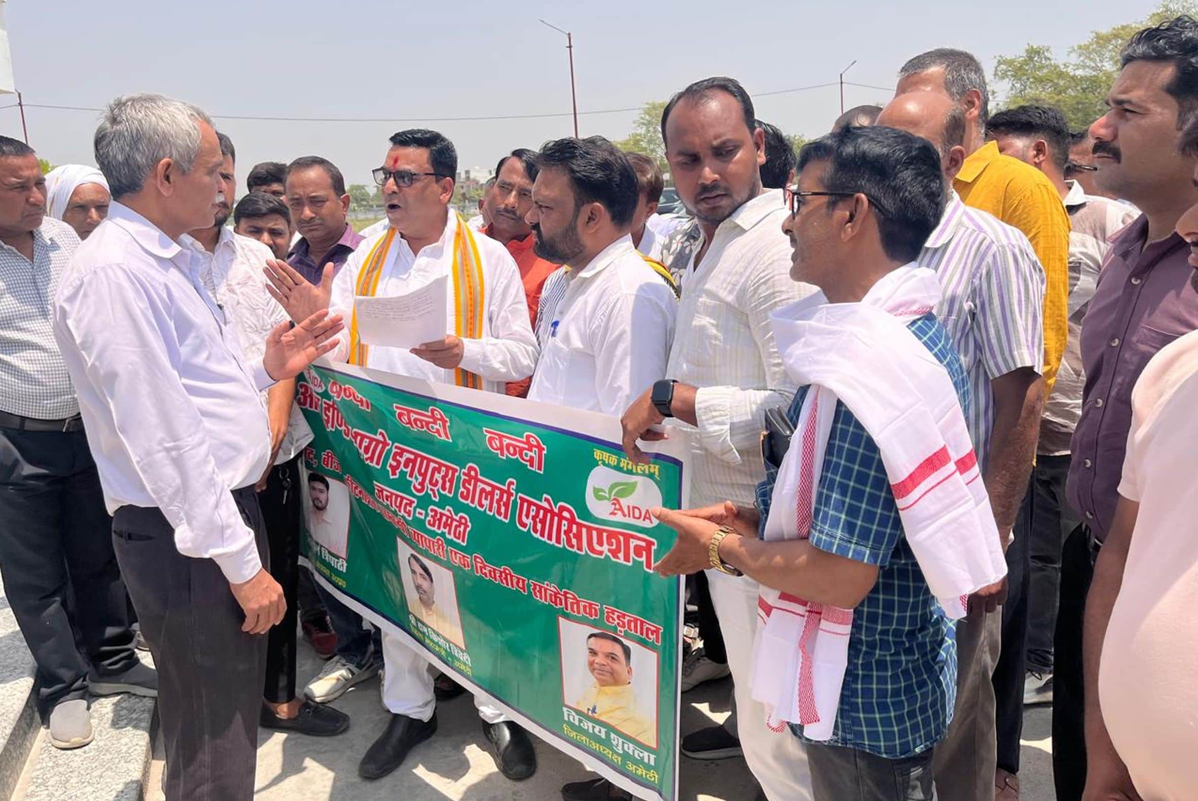 कलेक्ट्रेट में प्रदर्शन कर ज्ञापन देते संगठन के पदाधिकारी। स्रोत- संगठन