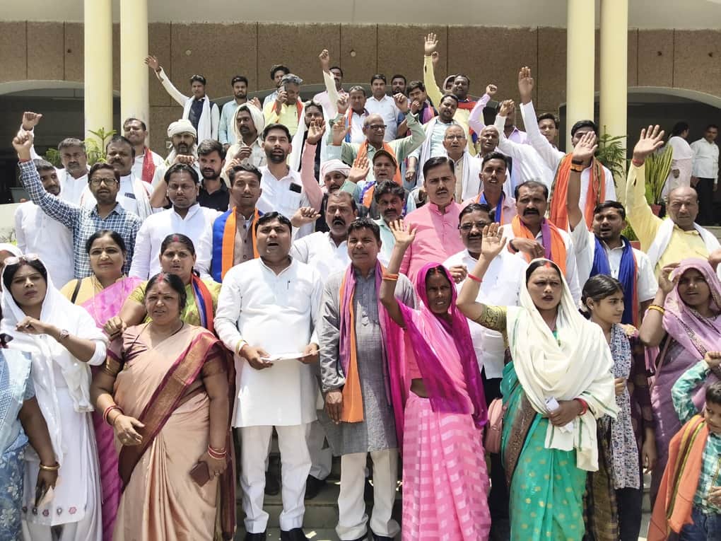 कलेक्ट्रेट में विरोध प्रदर्शन करते अपना दल एस के पदासधिकारी। संवाद