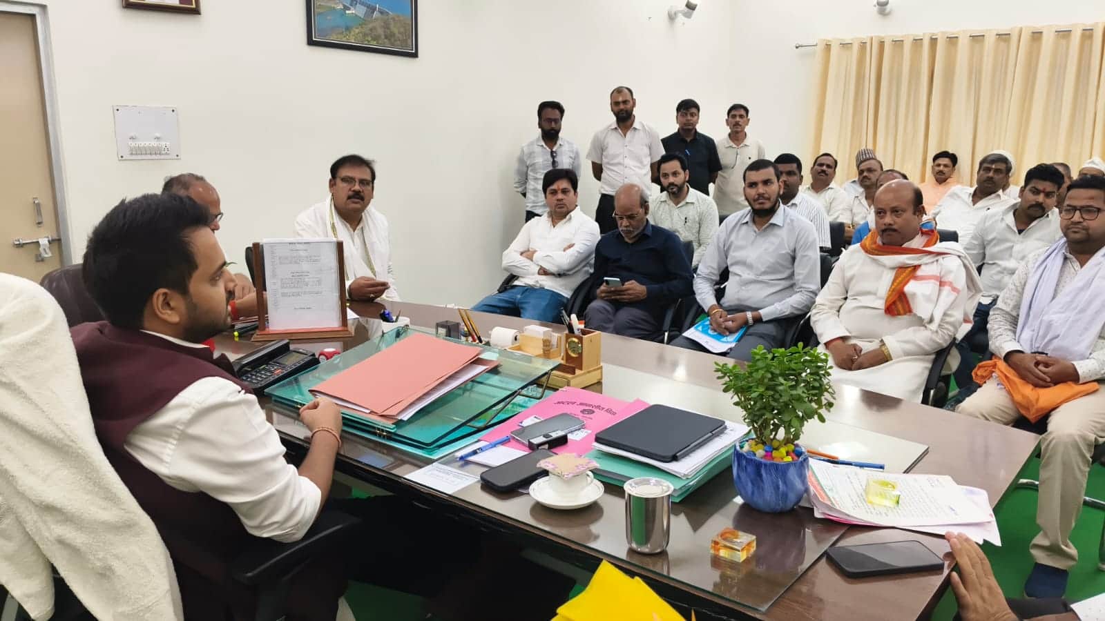 कलेक्ट्रेट में व्यापारियों के साथ बैठक करते डीएम चर्चित गौंड।स्रोत सूचना विभाग