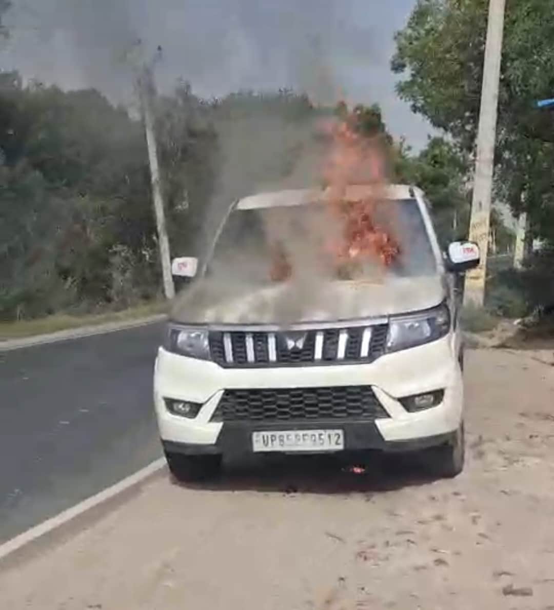कार में लगी आग। 