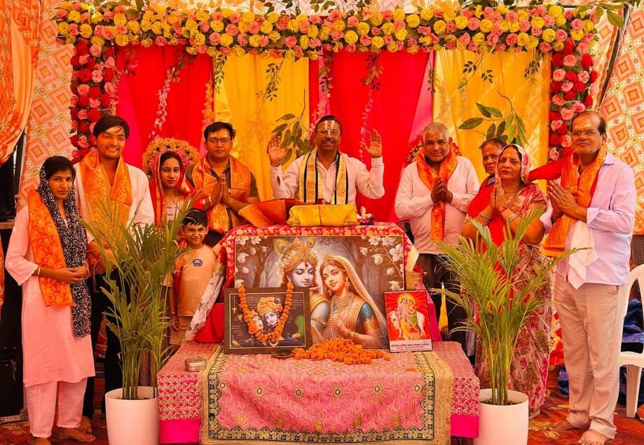 A person who worships God attains Vaikund: Shastri