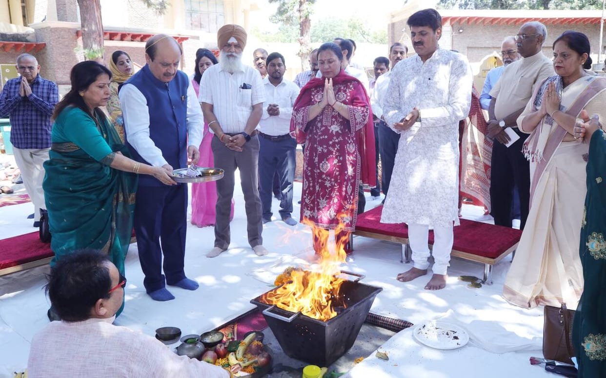 Havan was performed on the 20th foundation day of the Heritage Museum, the Vice Chancellor offered the sacrifice.