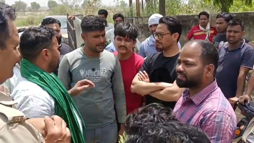Farmers staged a protest at the power station, locking it in protest against the installation of a roasting and fuse box.