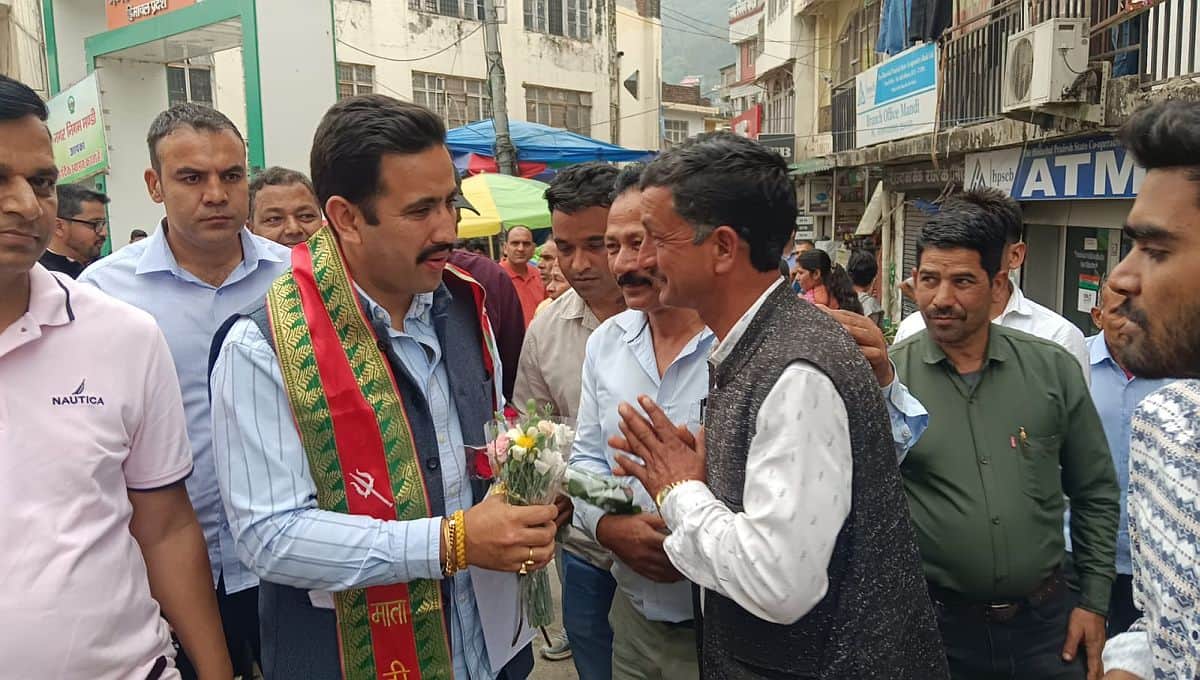 मंडी में लोक निर्माण विभाग मंत्री विक्रमादित्य सिंह के पहुंचने पर स्वागत करते कार्यकर्ता। संवाद