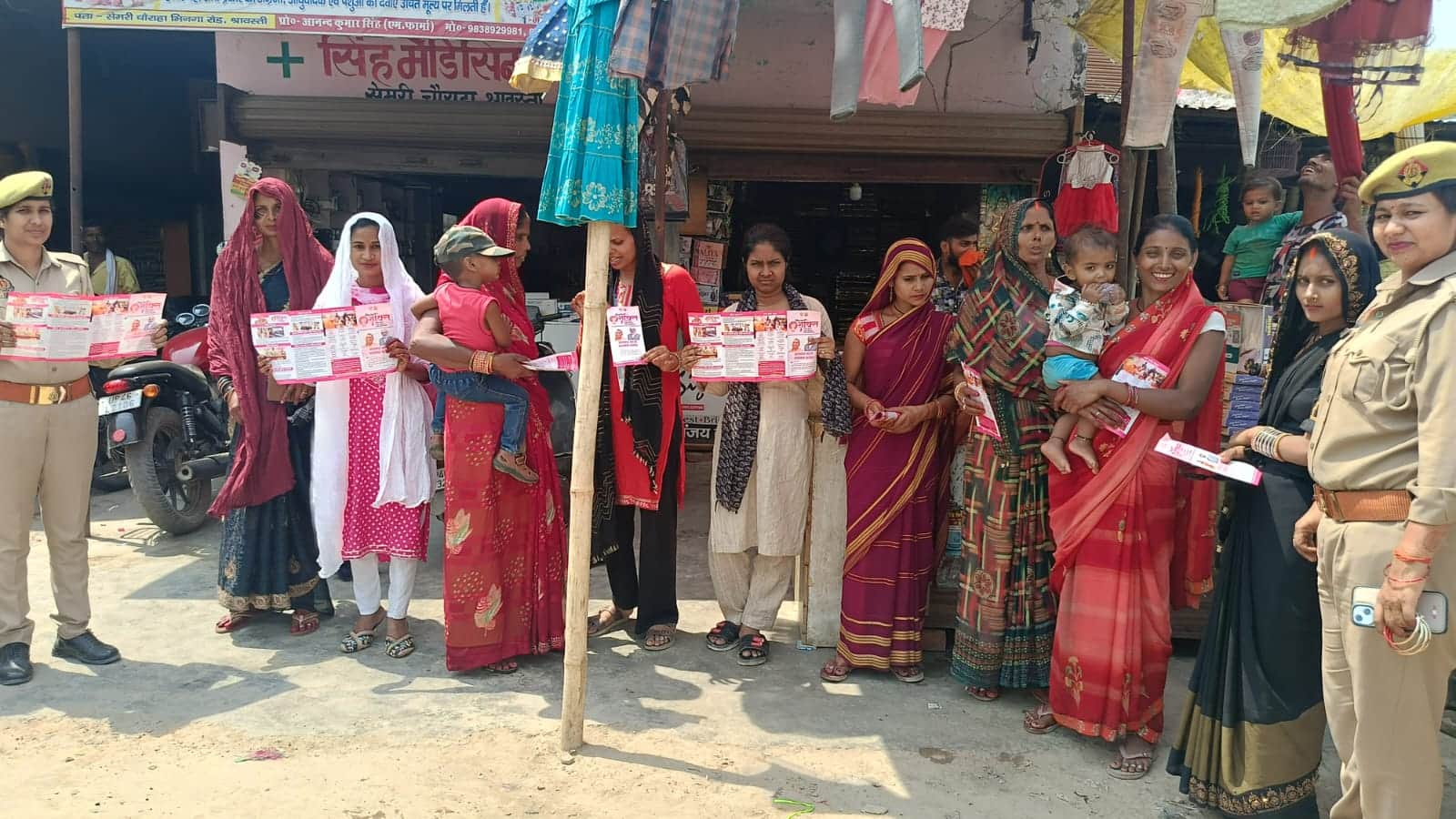 महिलाओं को जागरूक करती महिला आरक्षी।