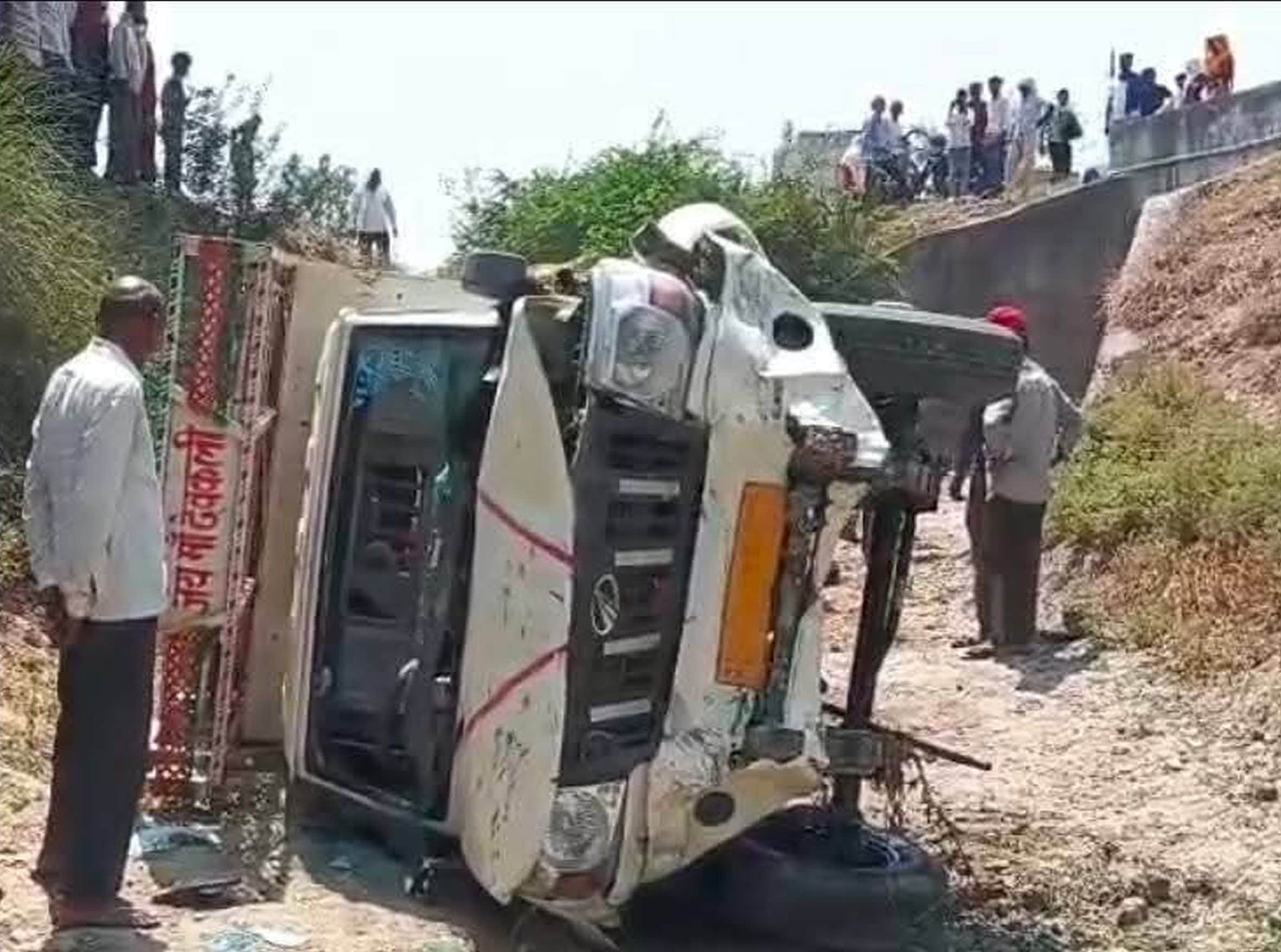 मोहनगंज में रायबरेली–अयोध्या राष्ट्रीय राजमार्ग पर अलाईपुर गांव के पास पलटी पिकअप।-संवाद