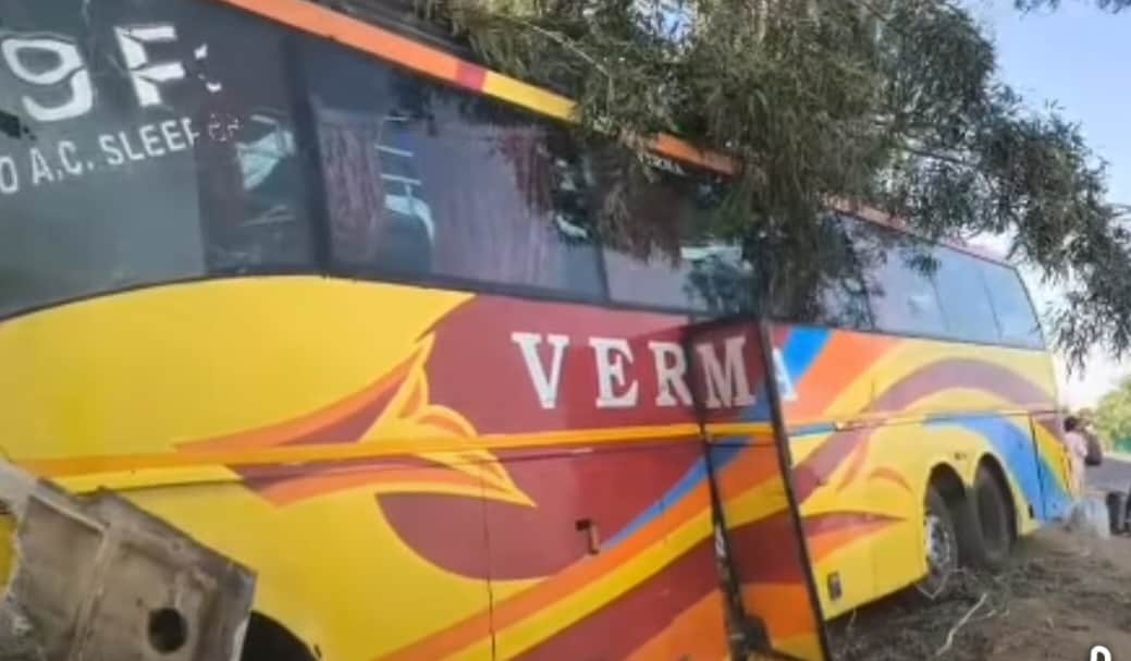 दुर्घटनाग्रस्त बस घटनास्थल पर।