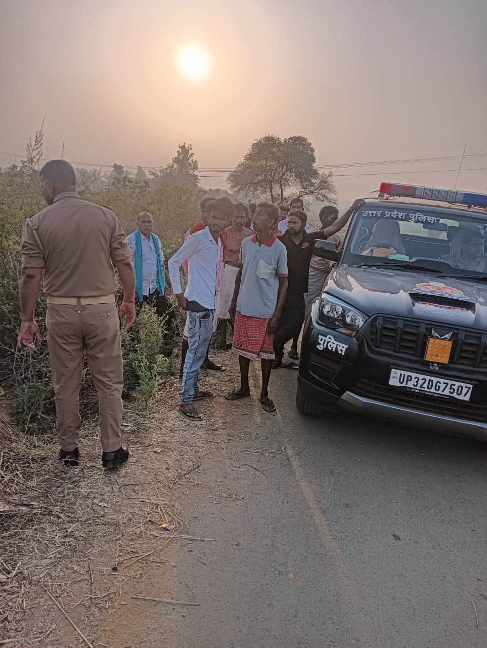 म्योरपुर के एक गांव में बालिका की हत्या के बाद जांच करती पुलिस और मौके पर लगी भीड़।