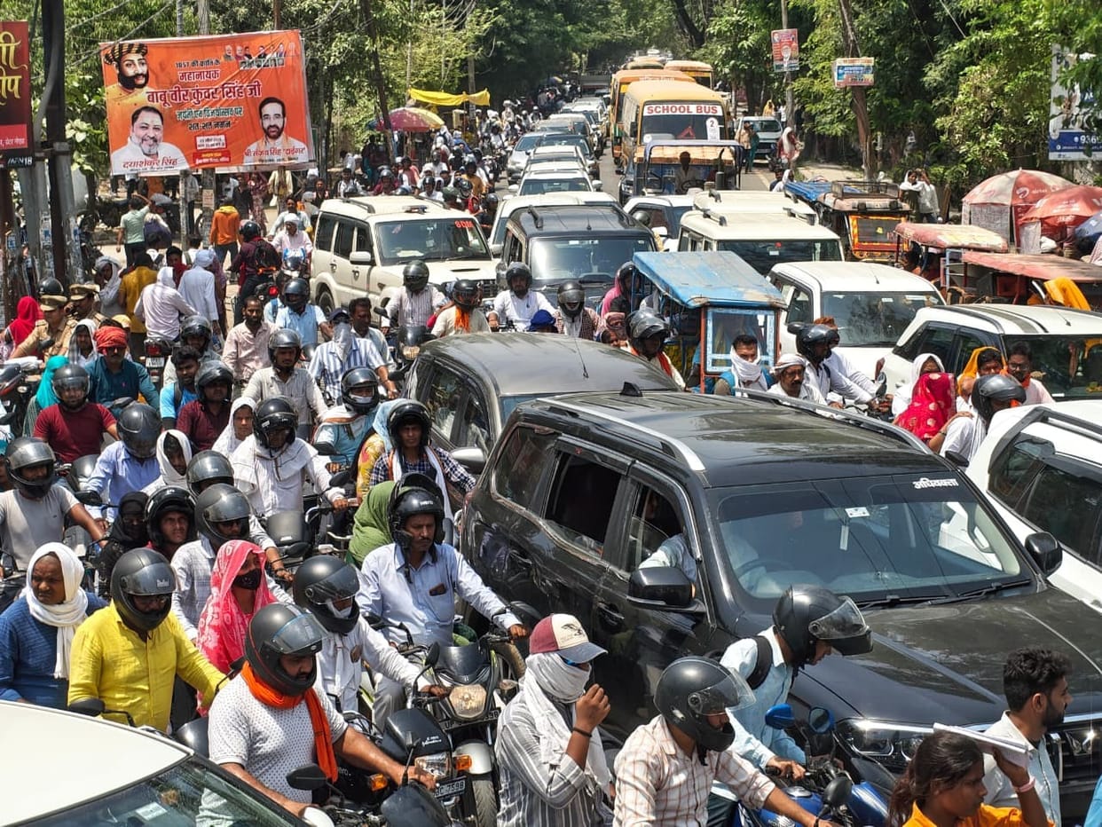 The closure of the railway crossing caused a two-hour traffic jam, with four ambulances and 12 school buses stranded.