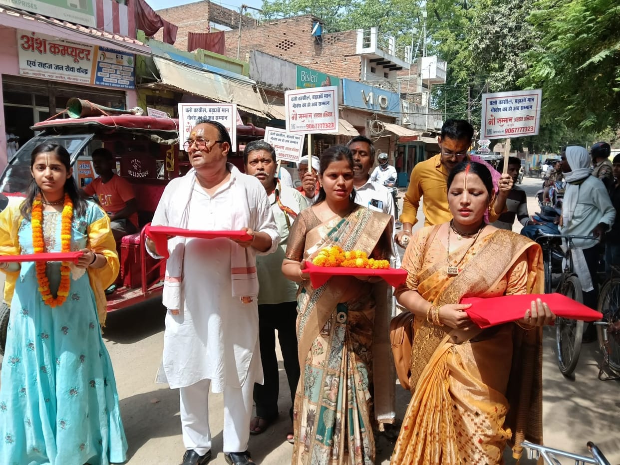 Cow protectors arrived chanting Kirtan and raised the demand for cow protectiCow protectors arrived chanting Kirtan and raised the demand for cow protection.on.