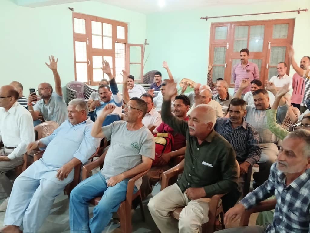 नगर निगम चुनाव के विरोध में अपनी सहमति जताते ग्रामीण। संवाद