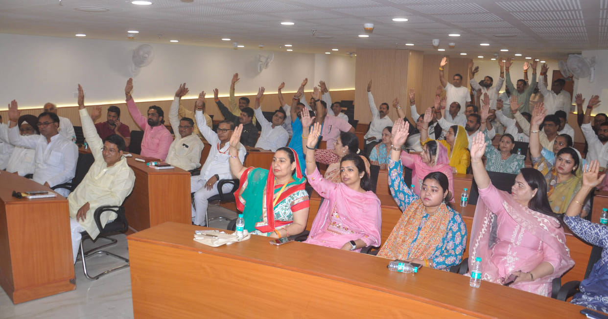 Not All BJP Corporators Present for Censure Motion; Uproar Over Mayor's Statement