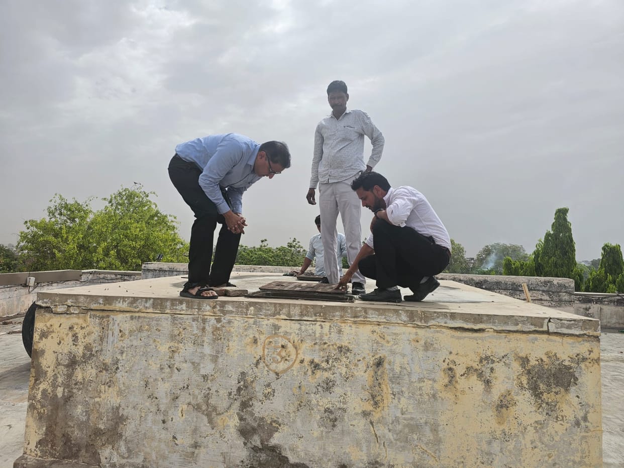 The SMO climbed the tanks to check the reality of clean water; 16 tanks have been made for drinking water in the District Civil Hospital, and the staff will have to clean them every 15 days.