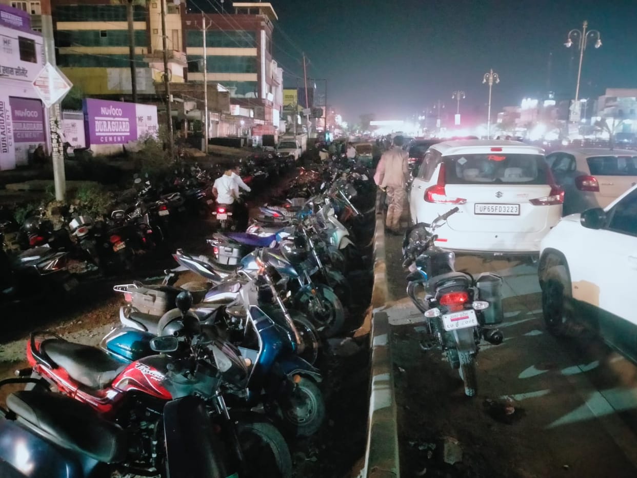 Out of 16, only 5 have parking facilities near the marriage lawn, 2,000 vehicles are parked on the highway service lane