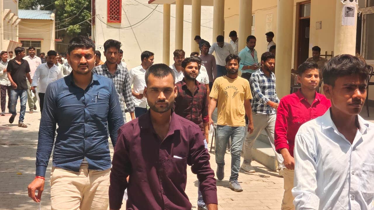 परीक्षा केंद्र जीजीआईसी से होमगार्ड की परीक्षा देकर बाहर आते अभ्यर्थी। संवाद