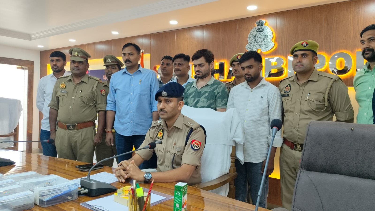 प्रेस कांफ्रेंस के दौरान पुलिस हिरासत में हरी टी-शर्ट में आरोपी पति व सफेद शर्ट में उसका साथी म