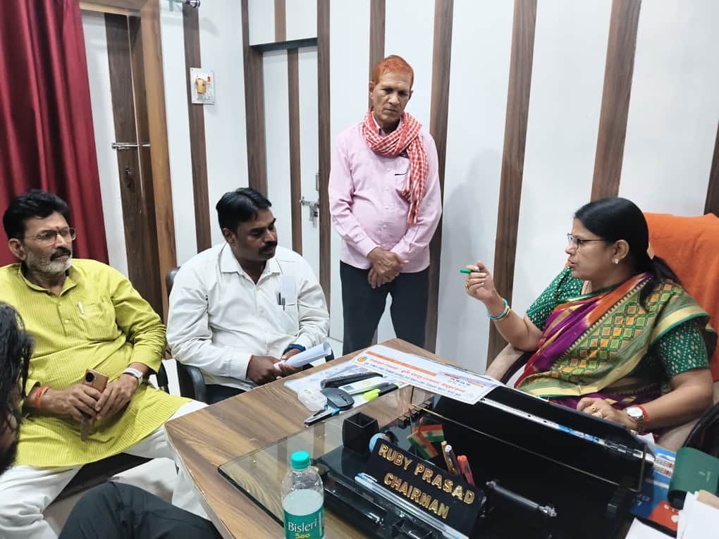 रॉबर्ट्सगंज नगर पालिका परिषद कार्यालय में संभव दिवस पर जन समस्या सुनती नपा अध्यक्ष रूबी प्रसाद।