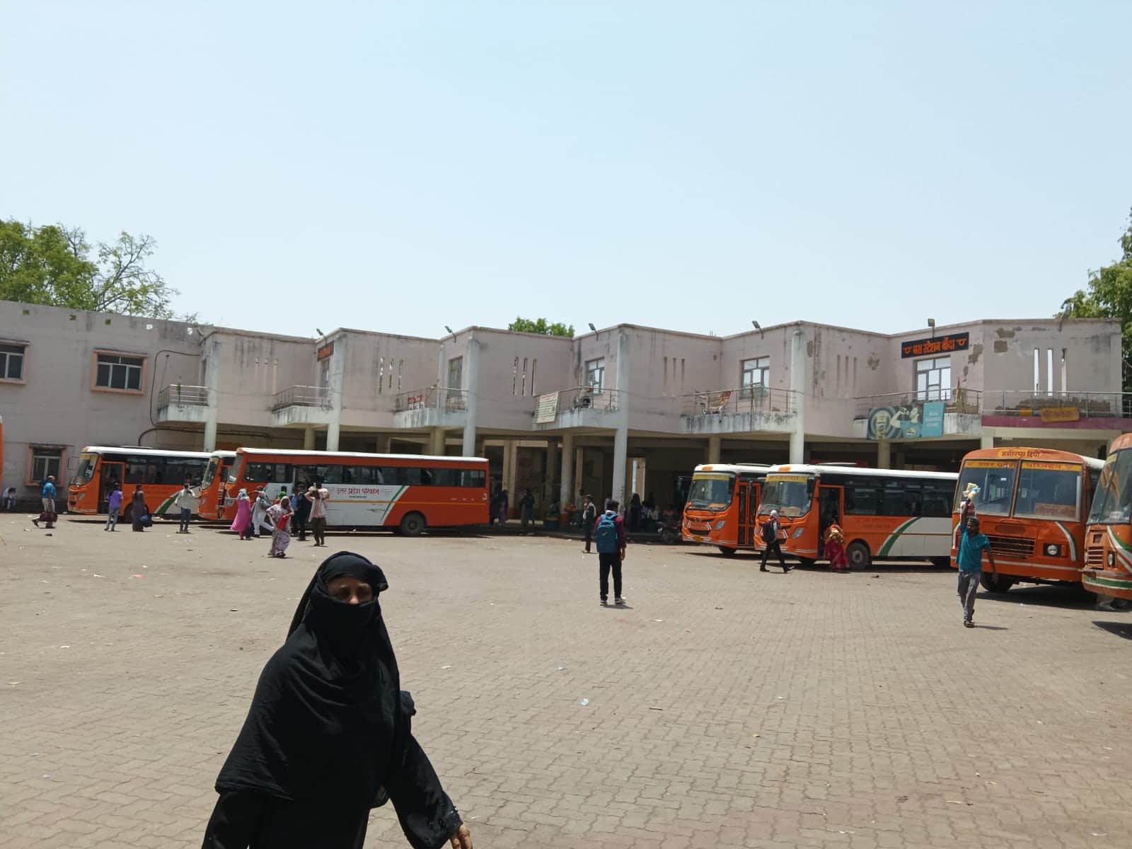 रोडवेज परिसर में न छाया के इंतजाम न लगा प्याऊ। संवाद