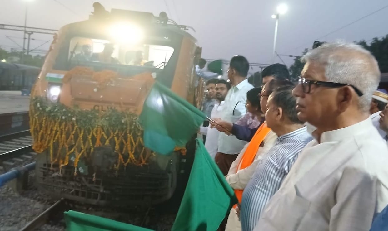 Welcome to Amrit Bharat Express on its arrival at Sultanpur station