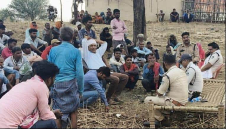 सिंगरौली में वृद्ध की हत्या के बाद मौके प्रणाम लगी भीड़।