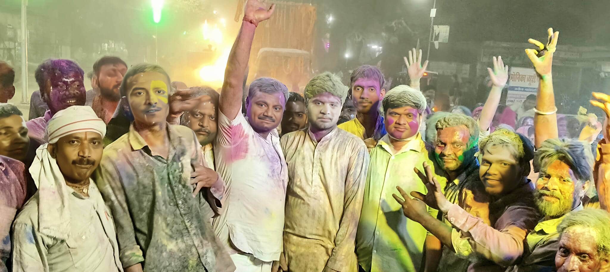 शोभायात्रा के दौरान श्रद्धालु गुलाल और फूल उड़ाकर उत्सव का उल्लास प्रकट करते हुए। संवाद